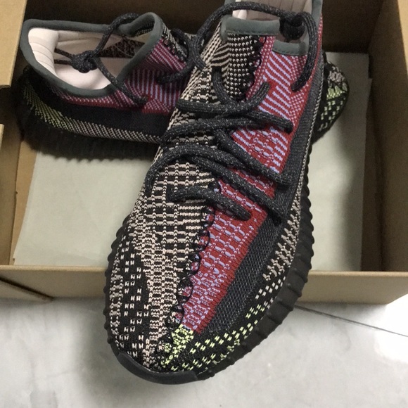 Yeezy Boost 350V2 - Picture 3 of 5